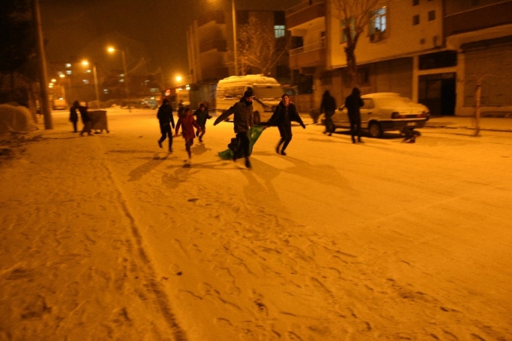 6 Yıl Aradan Sonra Kar Yağınca Halay Çekip Oyun Oynadılar