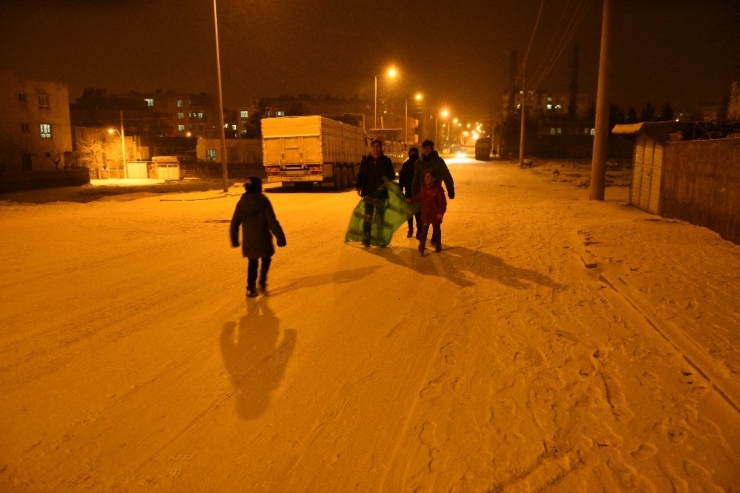 6 Yıl Aradan Sonra Kar Yağınca Halay Çekip Oyun Oynadılar