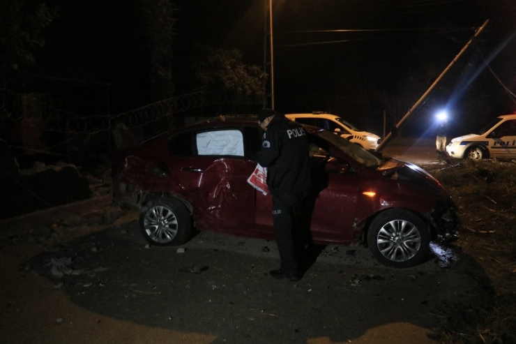 Otomobil Evin Duvarına Çarptı: 4 Yaralı