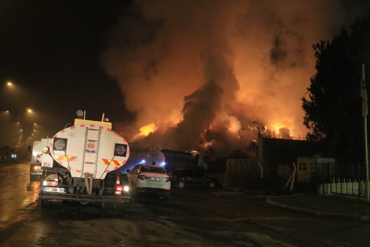 Adana’daki Fabrika Yangını 18 Saattir Devam Ediyor