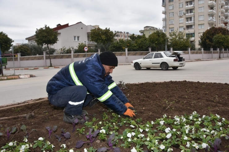 Ürettikleri Çiçeklerle Ceyhan’ı Süslüyorlar