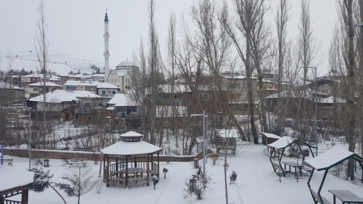 Tufanbeyli’de Okullar Tatil Edildi, Çocuklar Kızak Keyfi Yaptı