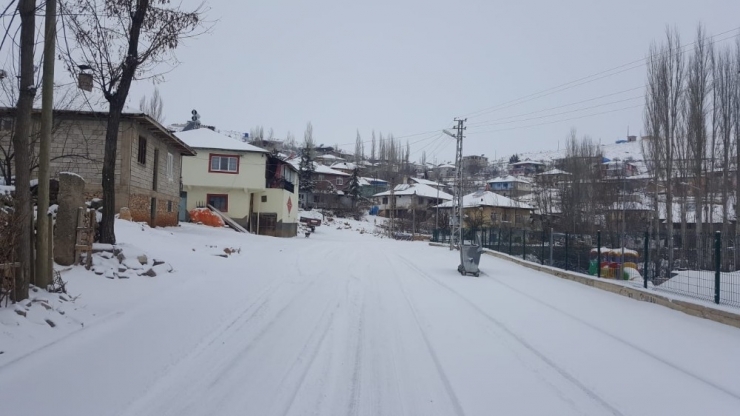 Tufanbeyli’de Okullar Tatil Edildi, Çocuklar Kızak Keyfi Yaptı