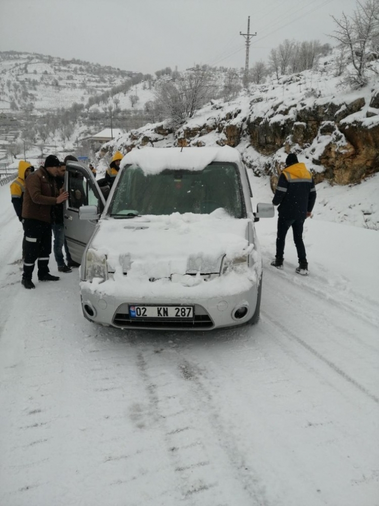 Karayolunda Araçlar Kar Ve Buzlanma Nedeniyle Mahsur Kaldı