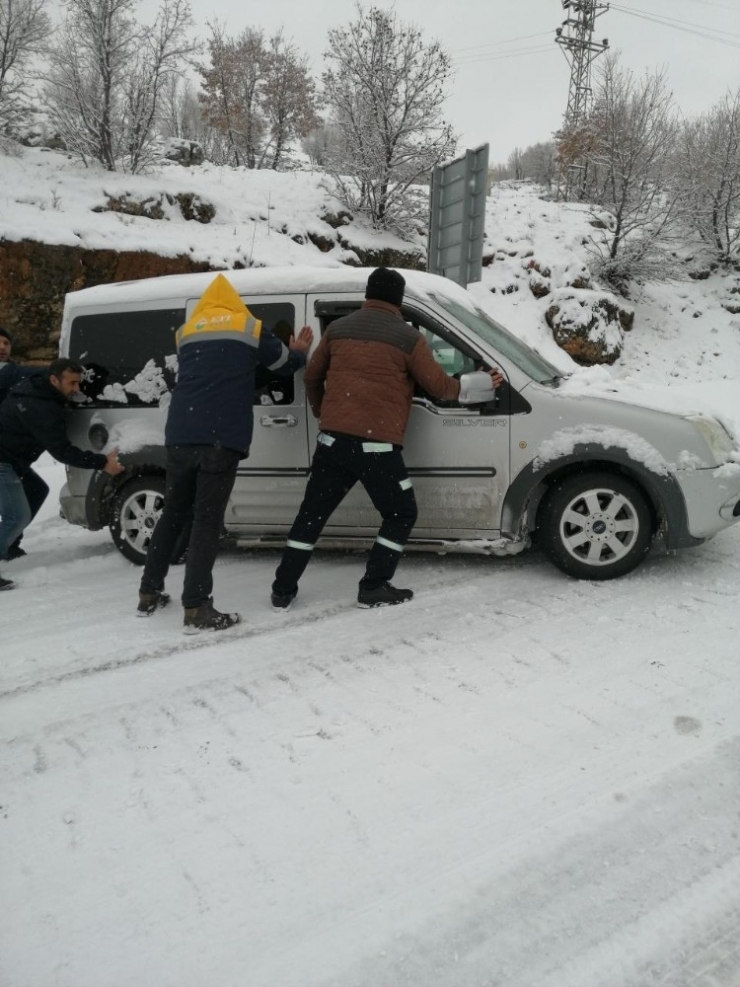 Karayolunda Araçlar Kar Ve Buzlanma Nedeniyle Mahsur Kaldı