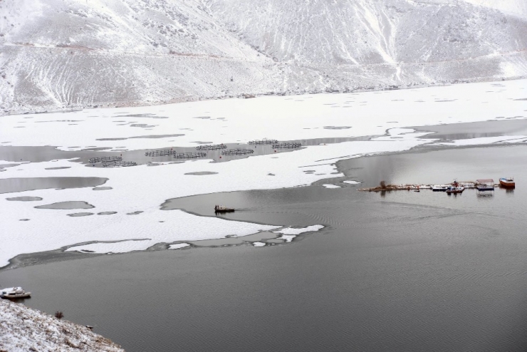 Yüzen Adalar Buz Kesti