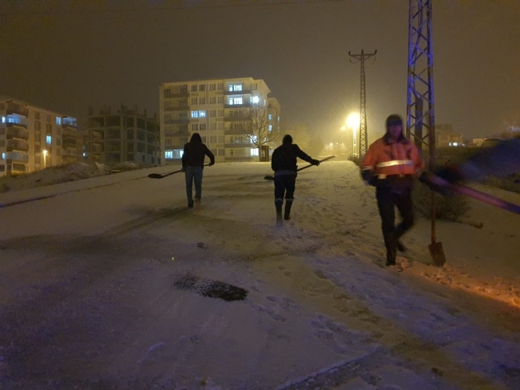 Gölbaşı Belediye Yollarda Tuzlama Çalışması Yaptı