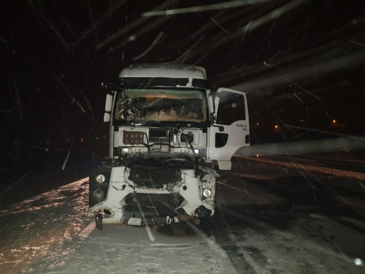 Gölbaşı İlçesinde İki Tır Çarpıştı: 2 Kişi Yaralandı