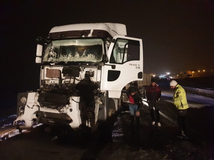 Gölbaşı İlçesinde İki Tır Çarpıştı: 2 Kişi Yaralandı