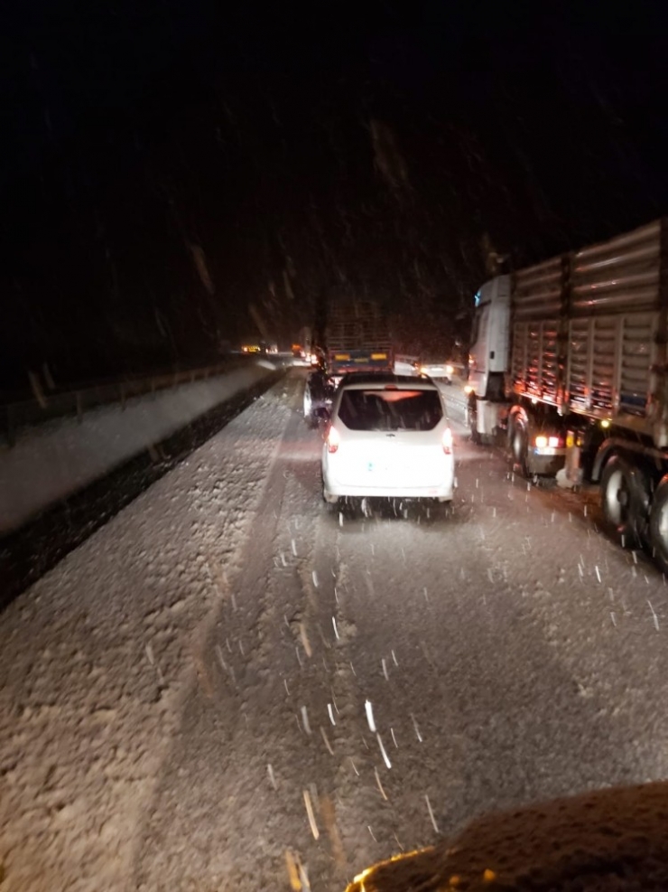 Afyonkarahisar-antalya Karayolu Yoğun Kar Yağışı Nedeniyle Ara Ara Kapandı