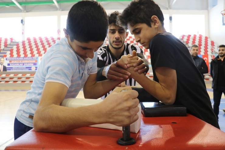 Ağrı’da Bilek Güreşi Müsabakaları Yapıldı