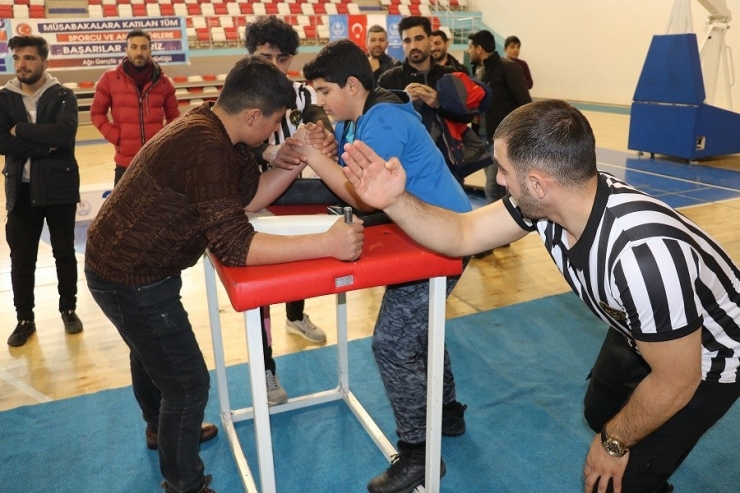 Ağrı’da Bilek Güreşi Müsabakaları Yapıldı