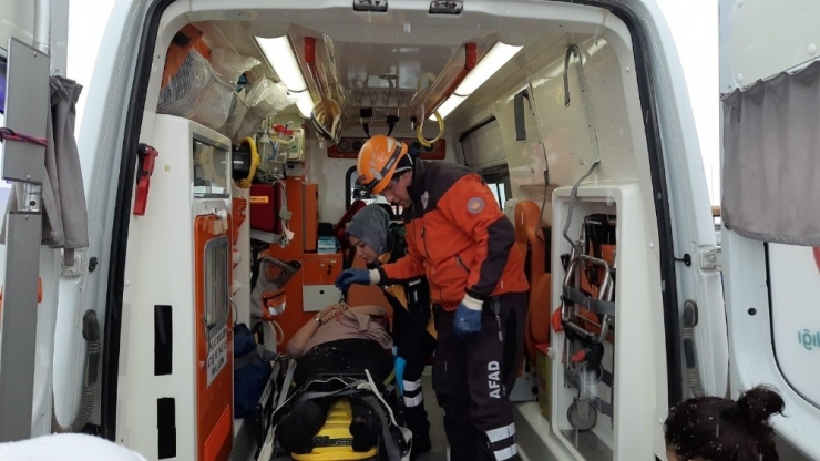 Devrilen Tırda Yaralanan Hamile Kadın Kabinde Sıkıştı