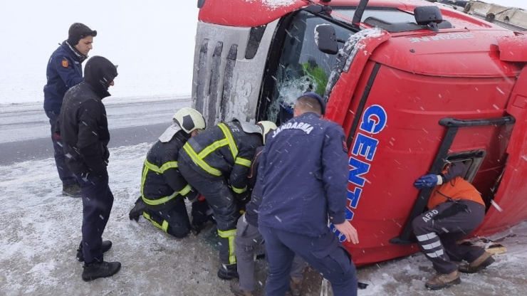 Devrilen Tırda Yaralanan Hamile Kadın Kabinde Sıkıştı