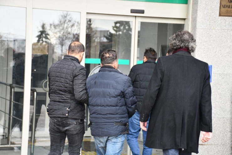 Darp Edip Bağladıkları Kişiye Silah Zoruyla Senet İmzalatıp Gasp Eden 3 Kişi Tutuklandı