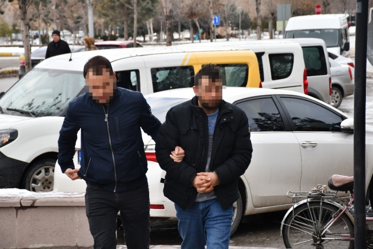 Darp Edip Bağladıkları Kişiye Silah Zoruyla Senet İmzalatıp Gasp Eden 3 Kişi Tutuklandı