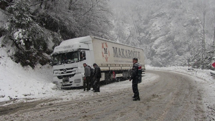 Artvin’de Yoğun Kar Yağışı Kimine Çile Kimine İse Ekmek Kapısı Oldu