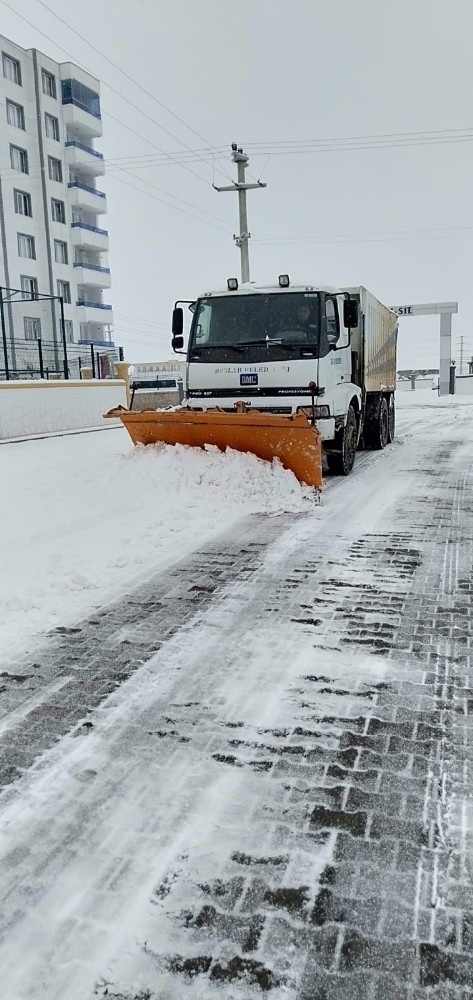 Kar Nedeni İle Kapanan Yollar Körüklü Makinelerle Açılıyor