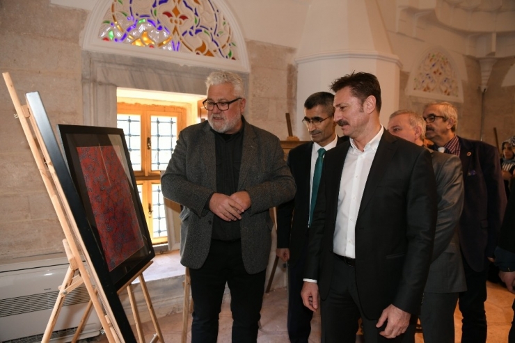 "Biz" Ebru Sergisine Yoğun İlgi