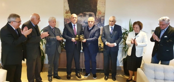 Başkan Pekmezci, Dalan’a Plaketini Takdim Etti