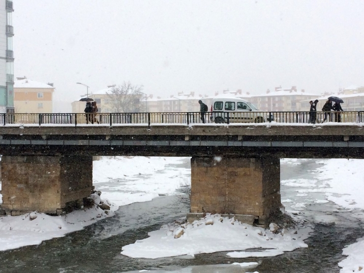 Bayburt’ta Kar Yağışı Etkili Oluyor