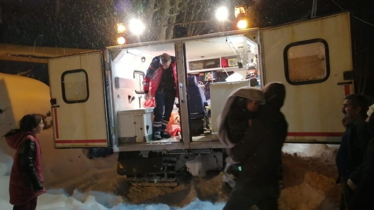Bingöl’de Karlı Yollar Hasta Olan Çocuklar İçin Aşıldı