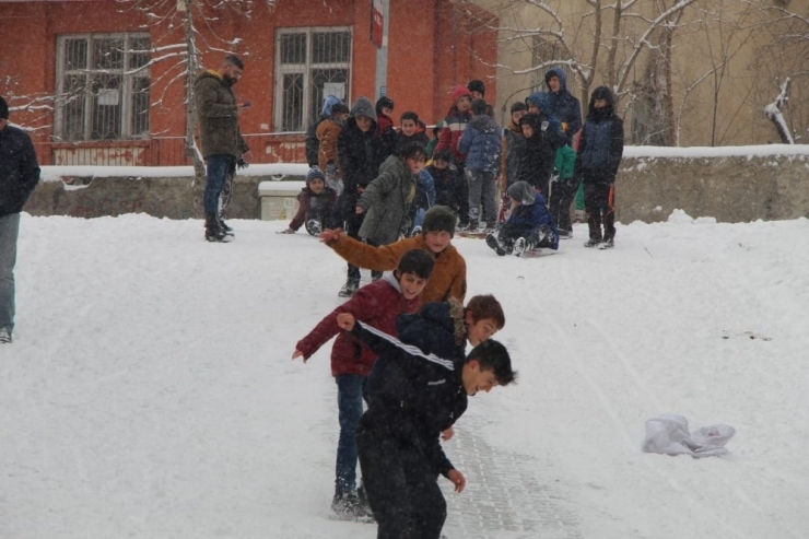 Bingöl’de Kar Çocuklara Eğlence Oldu