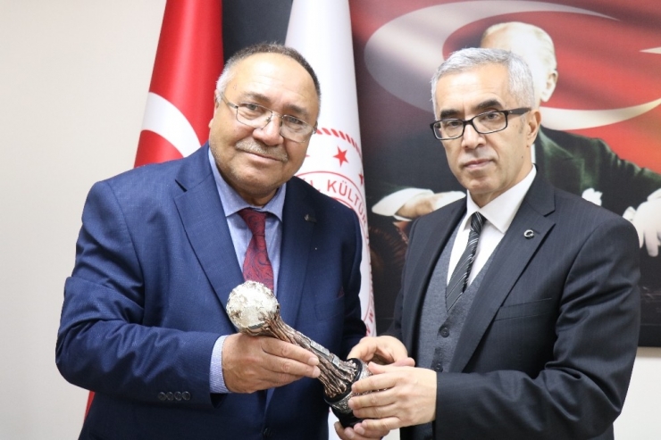 Soba Borularıyla Davul Çalmayı Öğrendi, “Yaşayan İnsan Hazineleri” Ödülüne Layık Görüldü