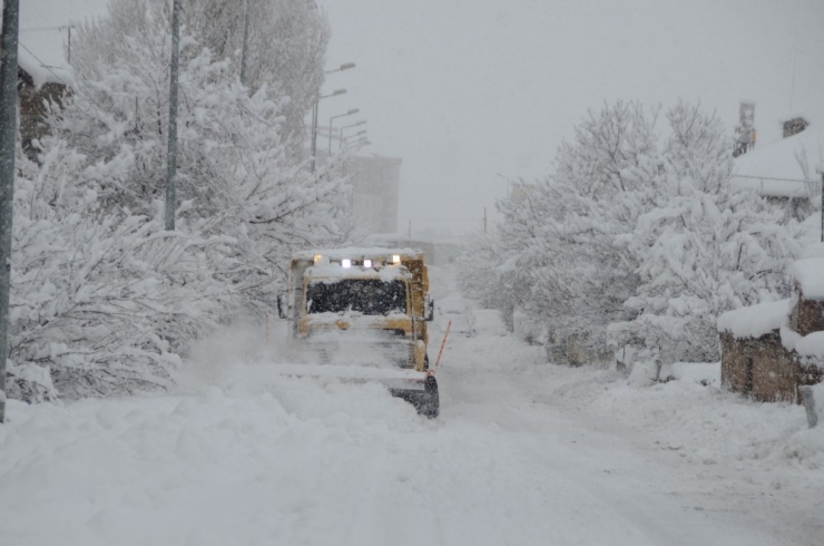 Başkan Özkan Altun, "Tüm Ekiplerimizle Sahadayız"