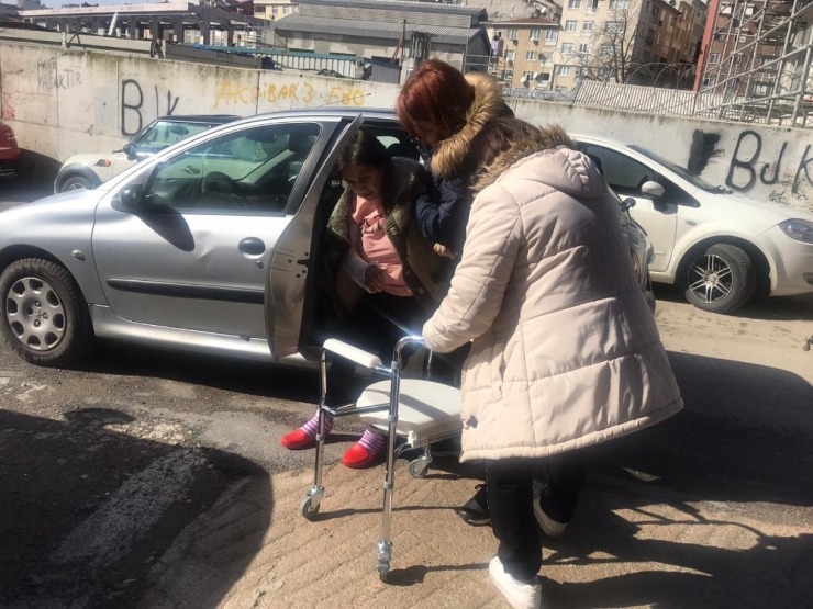 Çekicinin Kaldırdığı Araçtan Düşen Yaşlı Kadın: “Gece Sabahlara Kadar Uyuyamıyorum. Yattığım Zaman O Anı Yaşıyor Gibiyim, Düşüyor Gibi Oluyorum”