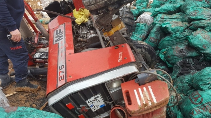 Otomobille Çarpışan Kömür Yüklü Traktör Şarampole Uçtu