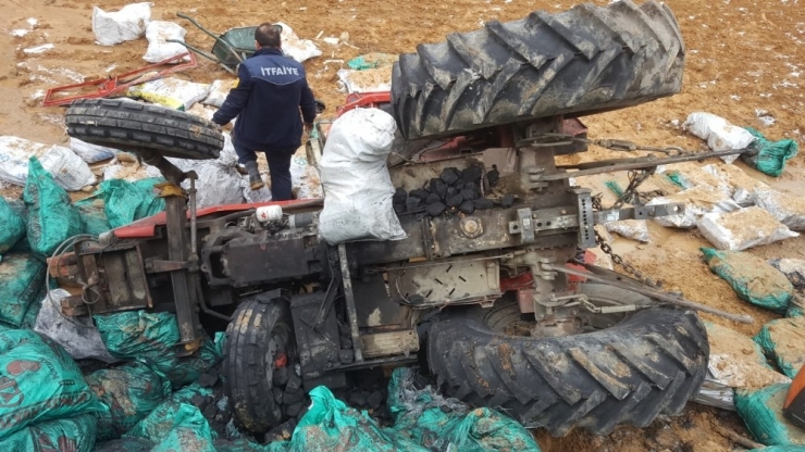 Otomobille Çarpışan Kömür Yüklü Traktör Şarampole Uçtu