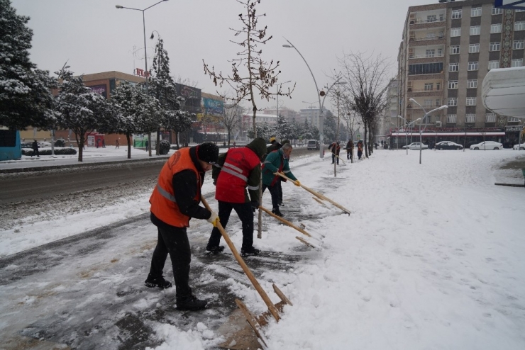 Büyükşehir Belediyesi’nden Kaldırım Temizleme Ve Tuzlama Çalışması