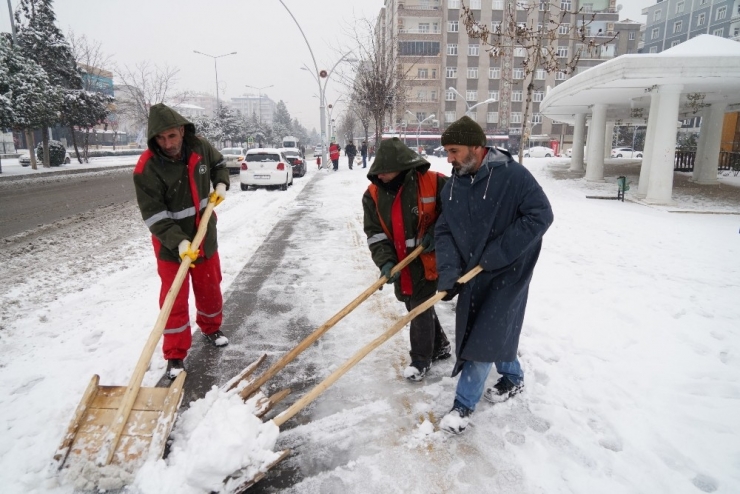 Büyükşehir Belediyesi’nden Kaldırım Temizleme Ve Tuzlama Çalışması