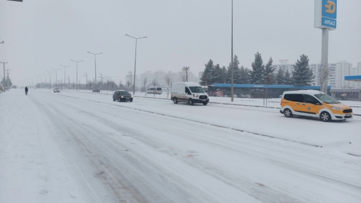 Diyarbakır’da Kar Sürücülere Zor Anlar Yaşattı