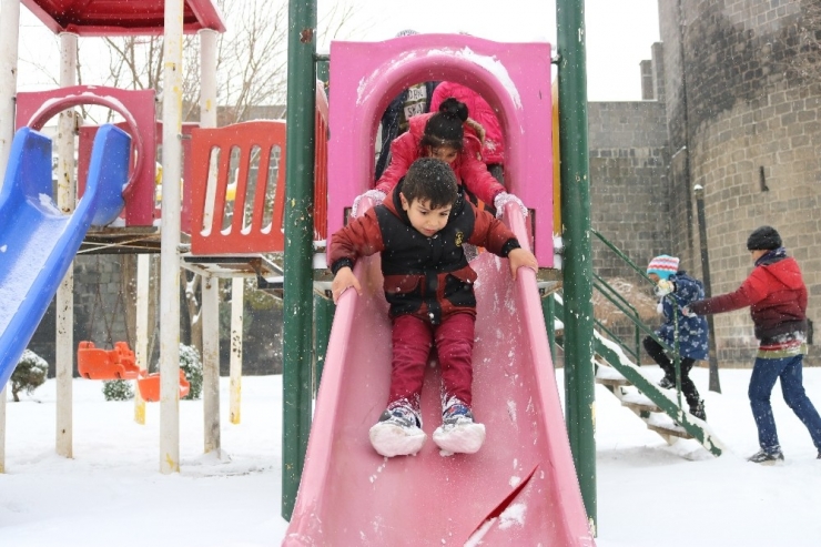 Diyarbakır’da Okullar Tatil Oldu, Çocuklar Karın Keyfini Çıkarttı