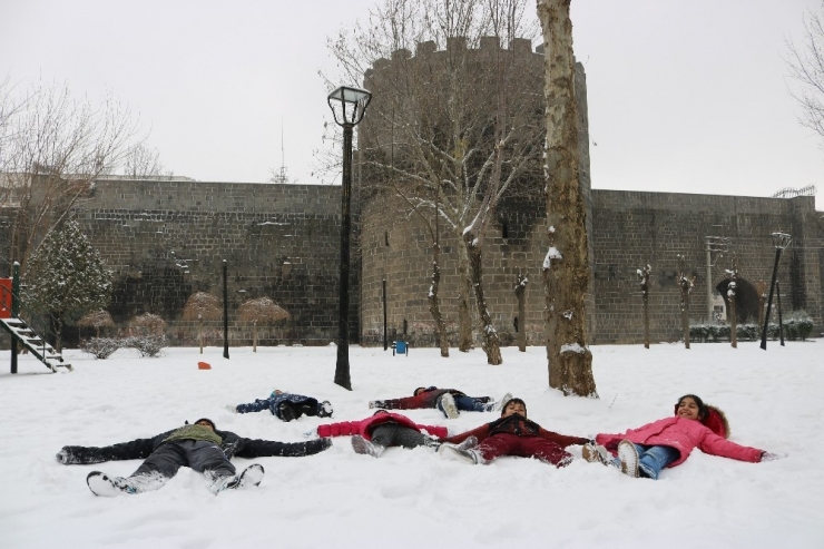 Diyarbakır’da Okullar Tatil Oldu, Çocuklar Karın Keyfini Çıkarttı