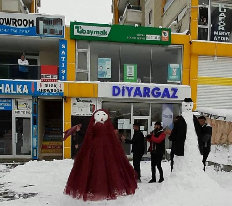 Kardan Gelin Ve Damat Yapıp Halay Çektiler