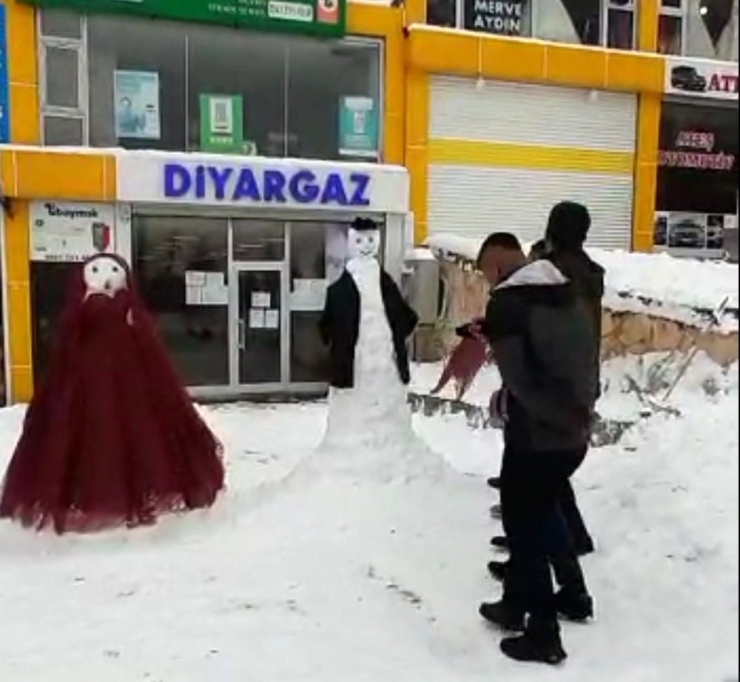 Kardan Gelin Ve Damat Yapıp Halay Çektiler