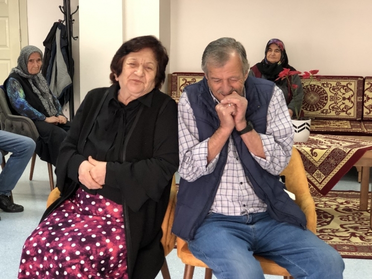 Huzurevinde İkinci Baharlarını Yaşıyorlar