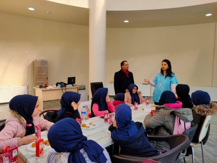 Öğrenciler, Hayvan Barınağını Ziyaret Etti