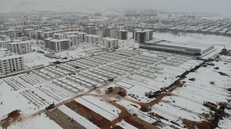 Elazığ’da Kar Altında Konteyner Kent Kurulumu Aralıksız Devam Ediyor
