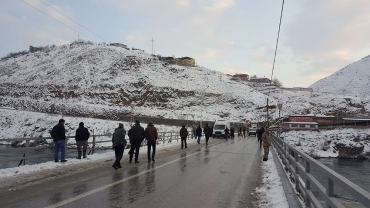Köprü Ayağına Çarpan Tekne Battı:1 Kayıp