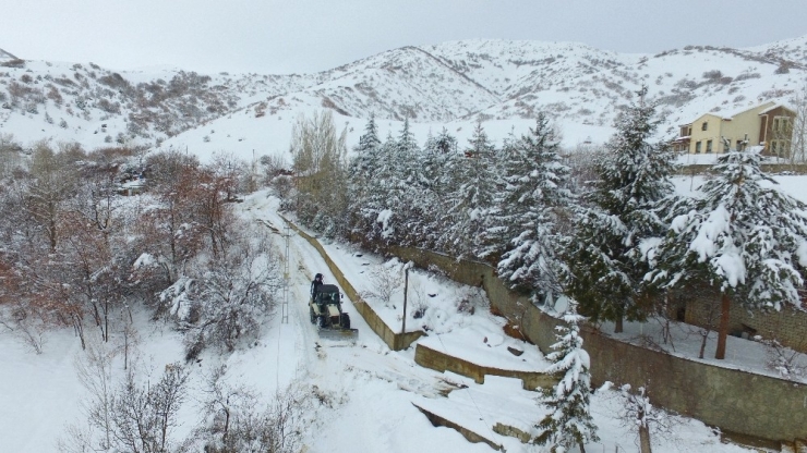 Erzincan’da Kar Ve Tipiden Kapanan Yollar Açılıyor