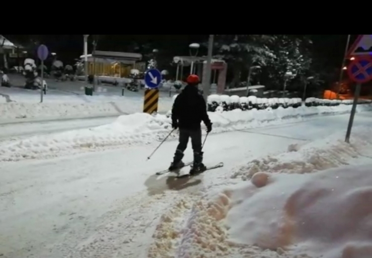 Erzincanlı Gençler Sokakları Kayak Pistine Çevirdi