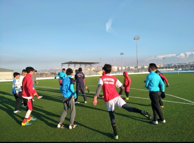 Aziziye Gençlik Merkezi Afganlı Çocuklara Kucak Açtı