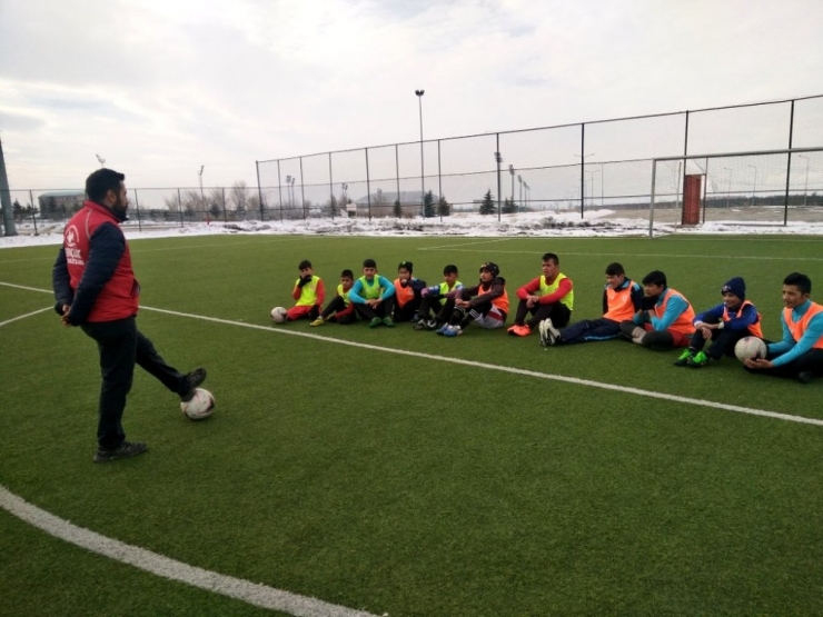 Aziziye Gençlik Merkezi Afganlı Çocuklara Kucak Açtı