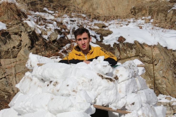 Liseli Umutcan Kardan Ev Yapıp, İçerisine Elektrik Hattı Çekti