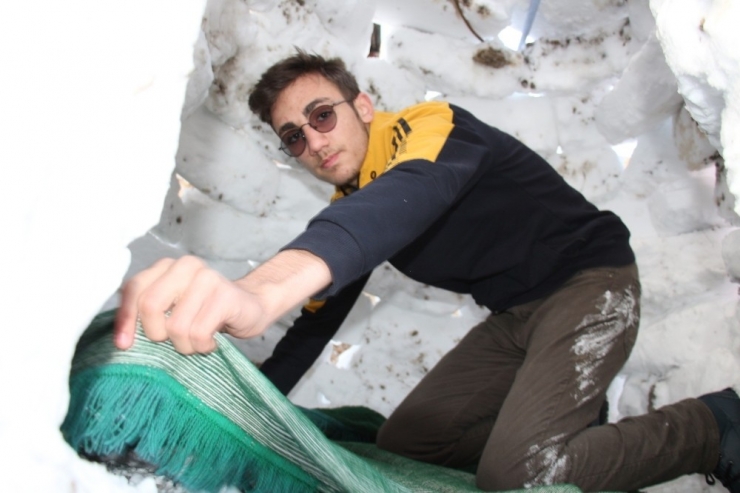 Liseli Umutcan Kardan Ev Yapıp, İçerisine Elektrik Hattı Çekti