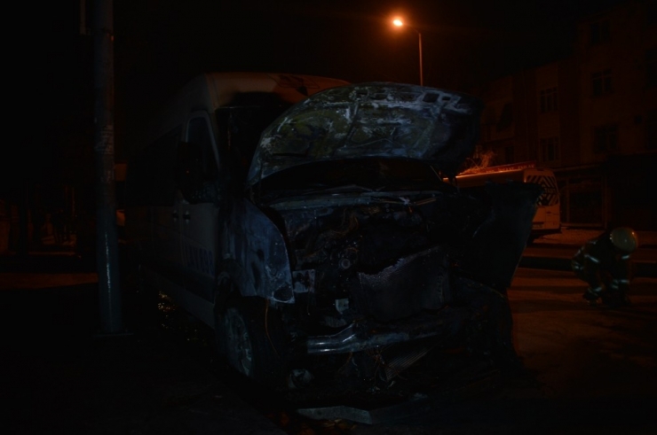 Esenler’de Park Halindeki Bir Minibüs Alev Alev Yanarak Kül Oldu